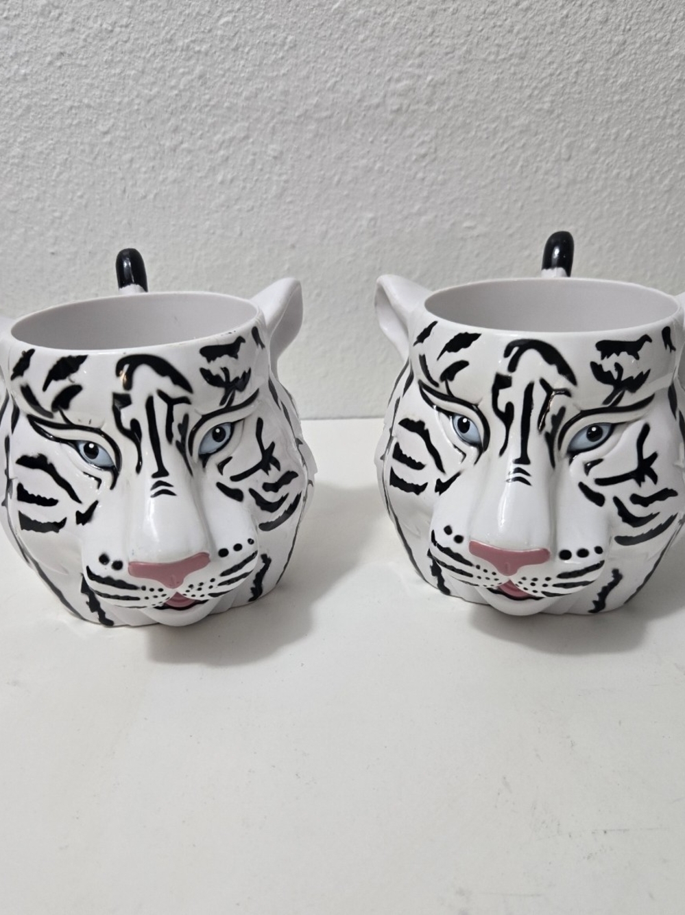 Barnum & Bailey Circus " Greatest show on earth" White tiger molded plastic Mugs